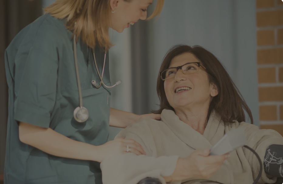 Pflegefachkraft bei der medizinischen Versorgung einer Patientin
